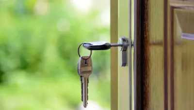 Sécuriser sa résidence secondaire à Pornic : le rôle clé du serrurier